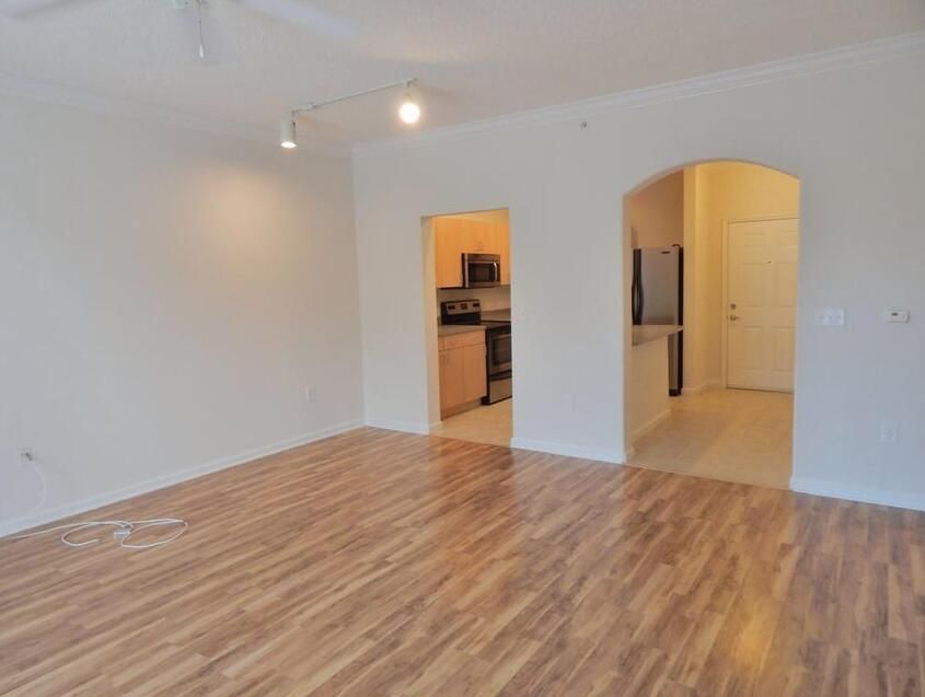 For Sale: $305,000 (1 beds, 1 baths, 891 Square Feet)