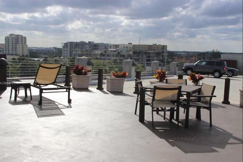 For Sale: $305,000 (1 beds, 1 baths, 891 Square Feet)