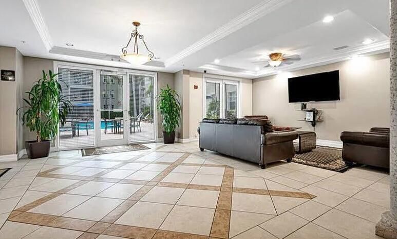 For Sale: $305,000 (1 beds, 1 baths, 891 Square Feet)