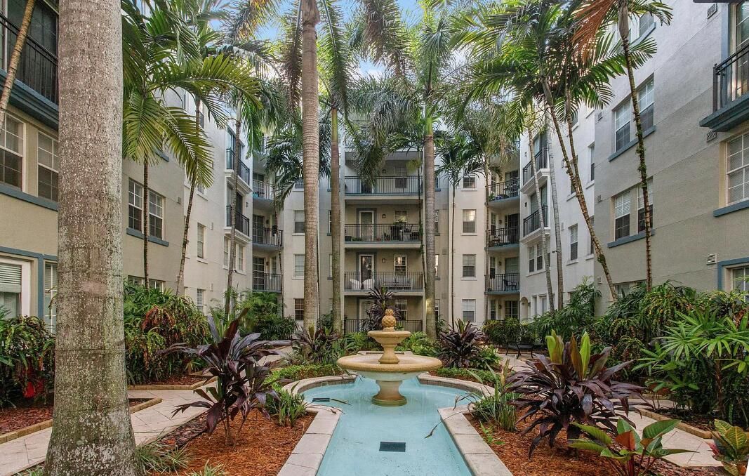 For Sale: $305,000 (1 beds, 1 baths, 891 Square Feet)