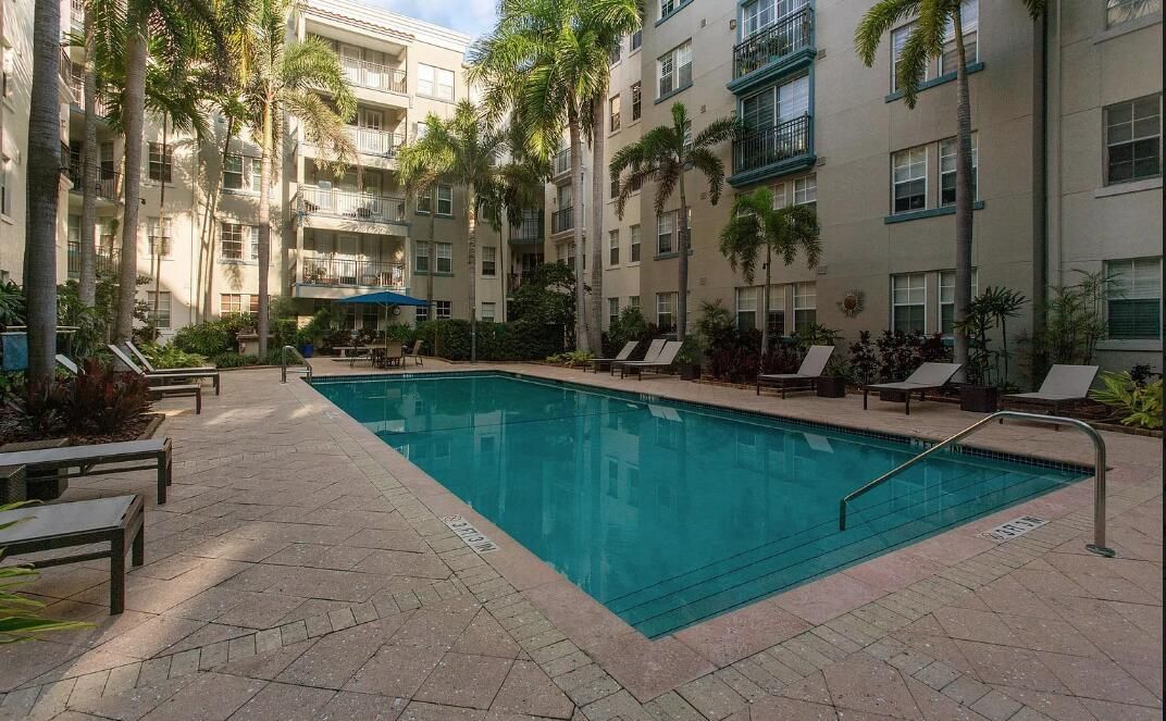 For Sale: $305,000 (1 beds, 1 baths, 891 Square Feet)