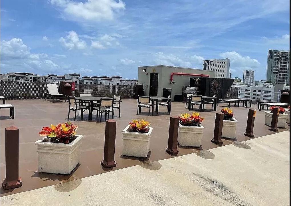 For Sale: $305,000 (1 beds, 1 baths, 891 Square Feet)