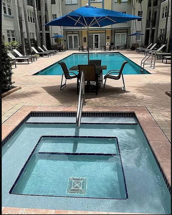 For Sale: $305,000 (1 beds, 1 baths, 891 Square Feet)