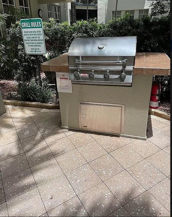 For Sale: $305,000 (1 beds, 1 baths, 891 Square Feet)