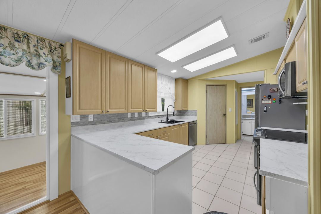 For Sale: $230,000 (2 beds, 2 baths, 1293 Square Feet)