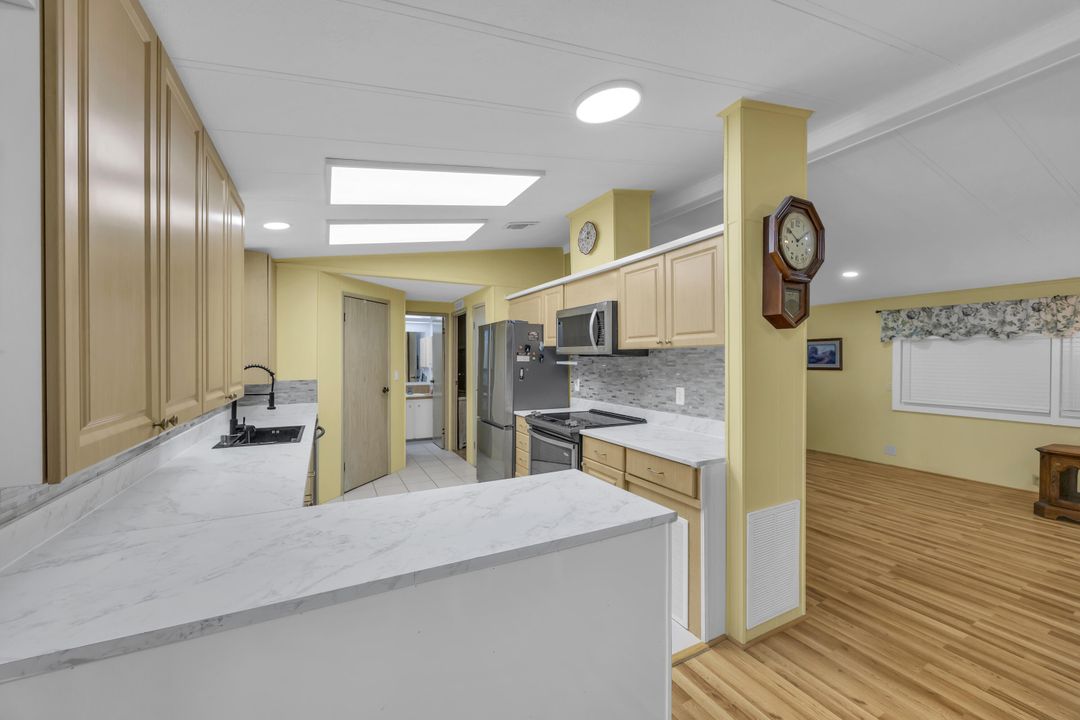 For Sale: $230,000 (2 beds, 2 baths, 1293 Square Feet)