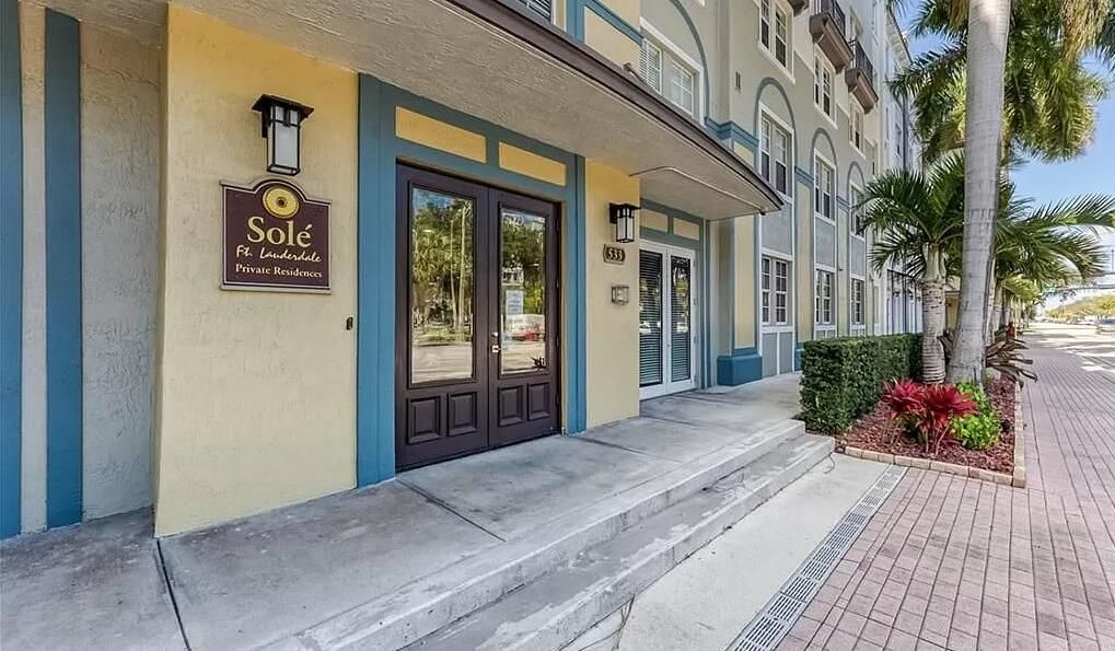 For Sale: $305,000 (1 beds, 1 baths, 891 Square Feet)