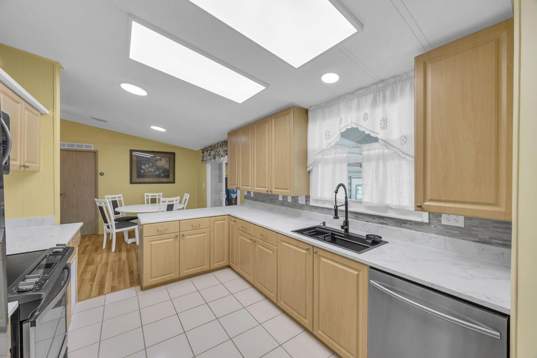 For Sale: $230,000 (2 beds, 2 baths, 1293 Square Feet)