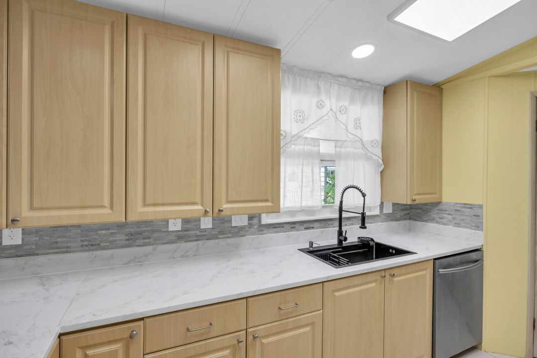 For Sale: $230,000 (2 beds, 2 baths, 1293 Square Feet)