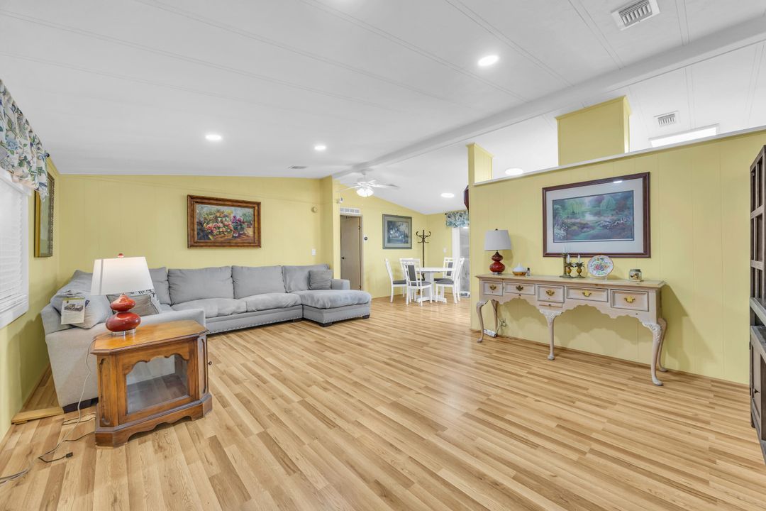 For Sale: $230,000 (2 beds, 2 baths, 1293 Square Feet)