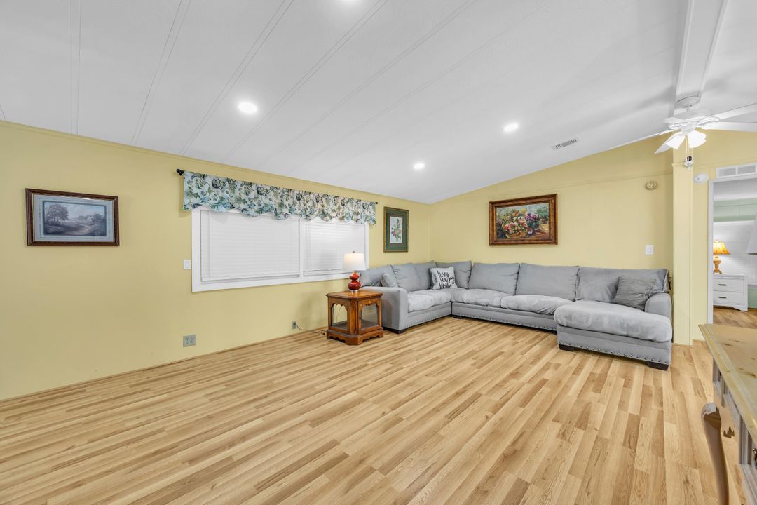 For Sale: $230,000 (2 beds, 2 baths, 1293 Square Feet)