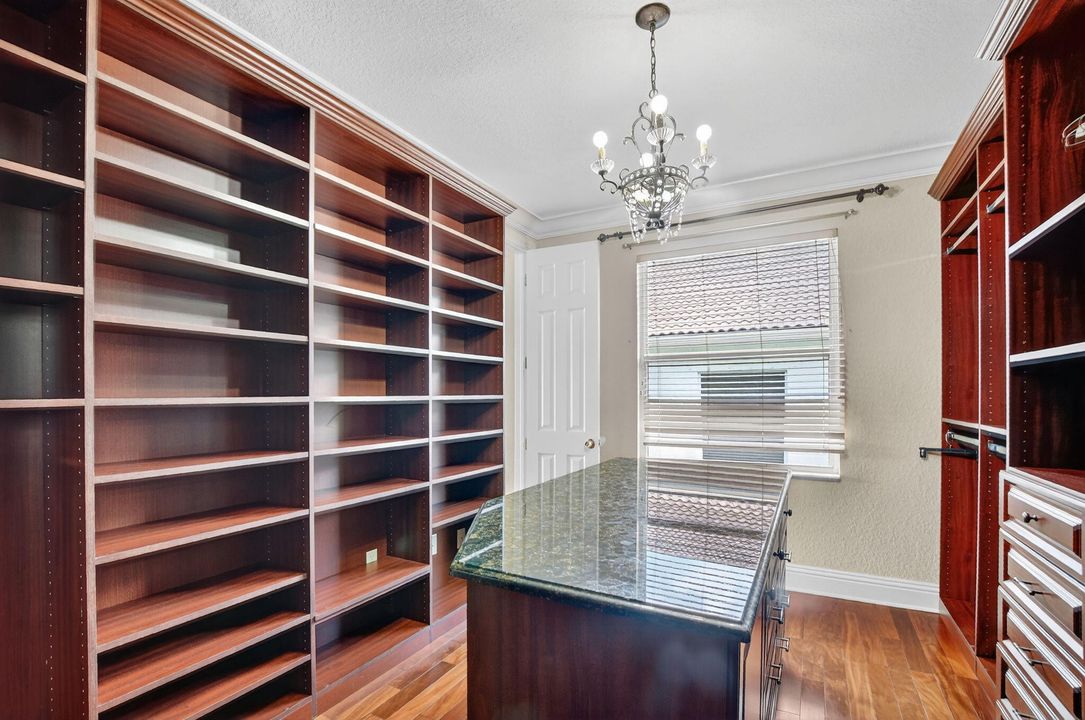 Activo con contrato: $1,199,000 (5 camas, 3 baños, 3410 Pies cuadrados)