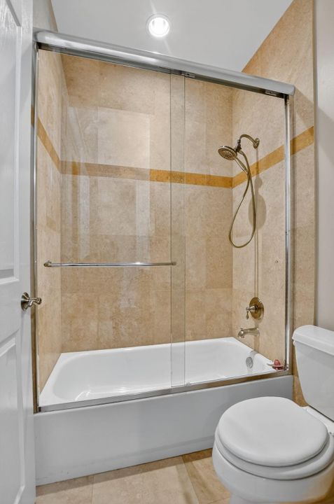 Activo con contrato: $1,199,000 (5 camas, 3 baños, 3410 Pies cuadrados)