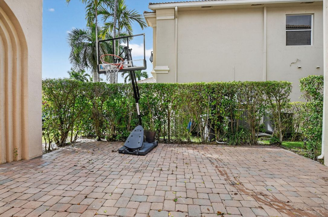 Activo con contrato: $1,199,000 (5 camas, 3 baños, 3410 Pies cuadrados)