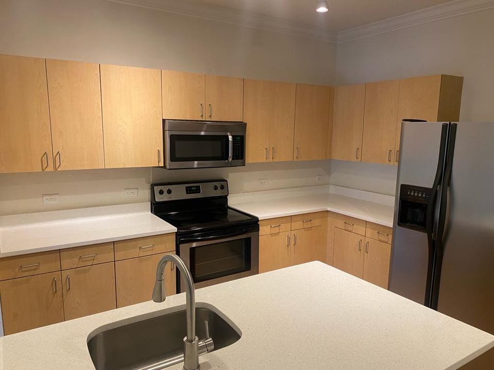 For Sale: $305,000 (1 beds, 1 baths, 891 Square Feet)