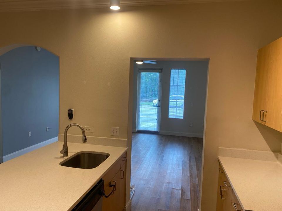 For Sale: $305,000 (1 beds, 1 baths, 891 Square Feet)