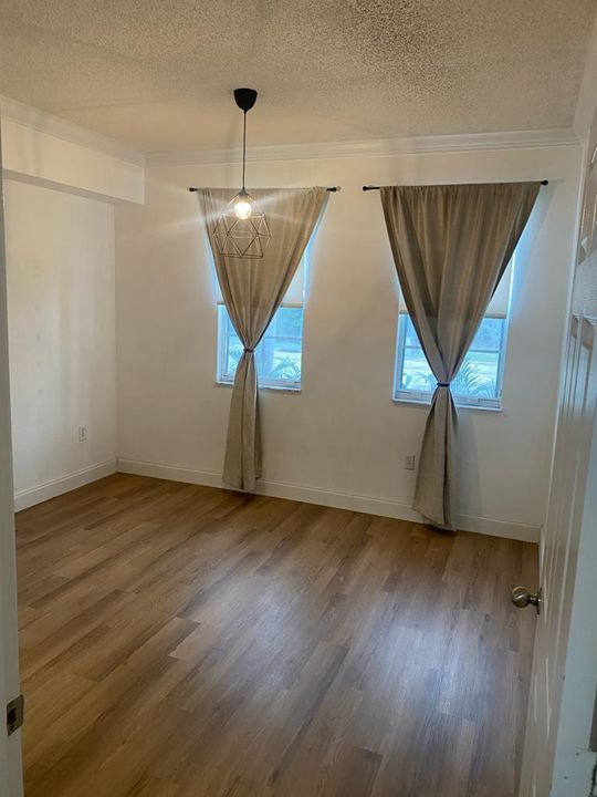 For Sale: $305,000 (1 beds, 1 baths, 891 Square Feet)