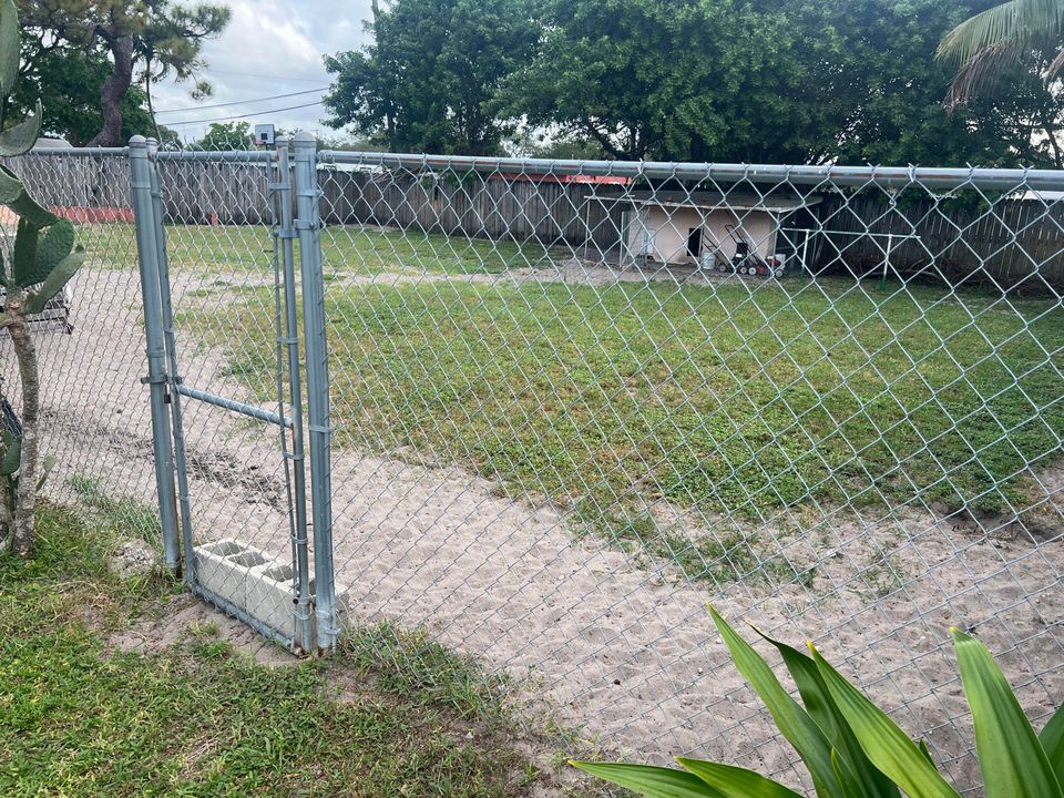 Active With Contract: $375,000 (3 beds, 1 baths, 864 Square Feet)