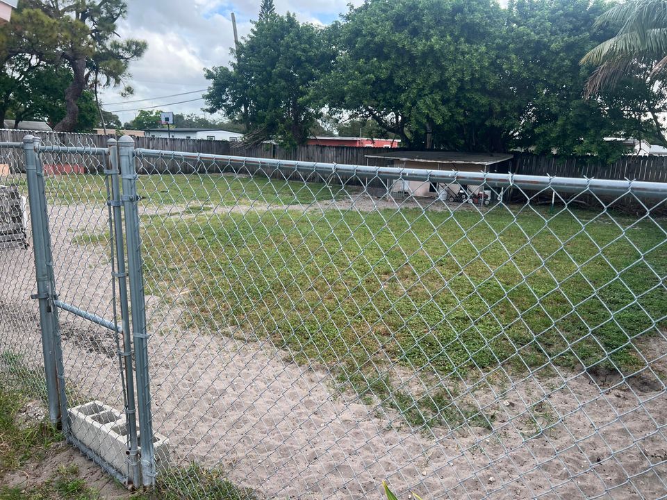 Active With Contract: $375,000 (3 beds, 1 baths, 864 Square Feet)