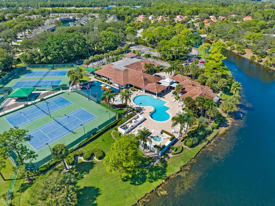 Active With Contract: $2,900 (3 beds, 2 baths, 1403 Square Feet)