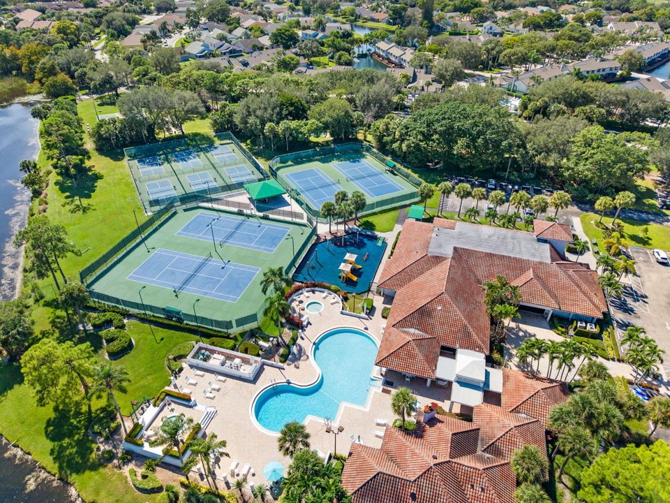 Active With Contract: $2,900 (3 beds, 2 baths, 1403 Square Feet)