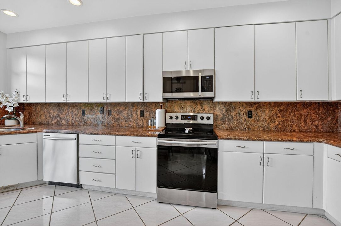 待售: $849,000 (3 贝兹, 3 浴室, 2255 平方英尺)