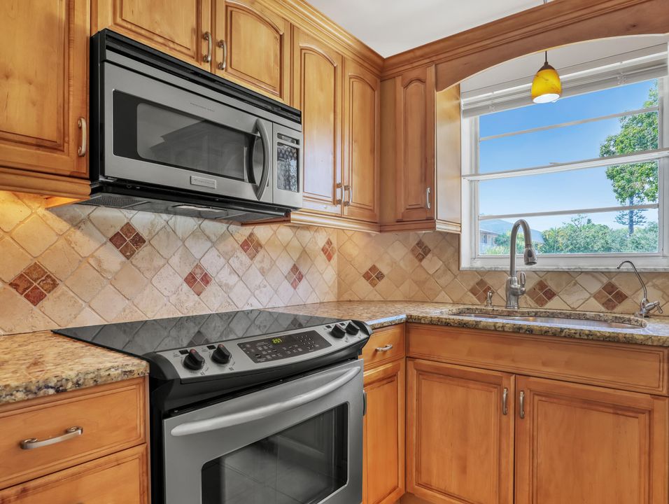 待售: $169,900 (2 贝兹, 2 浴室, 891 平方英尺)