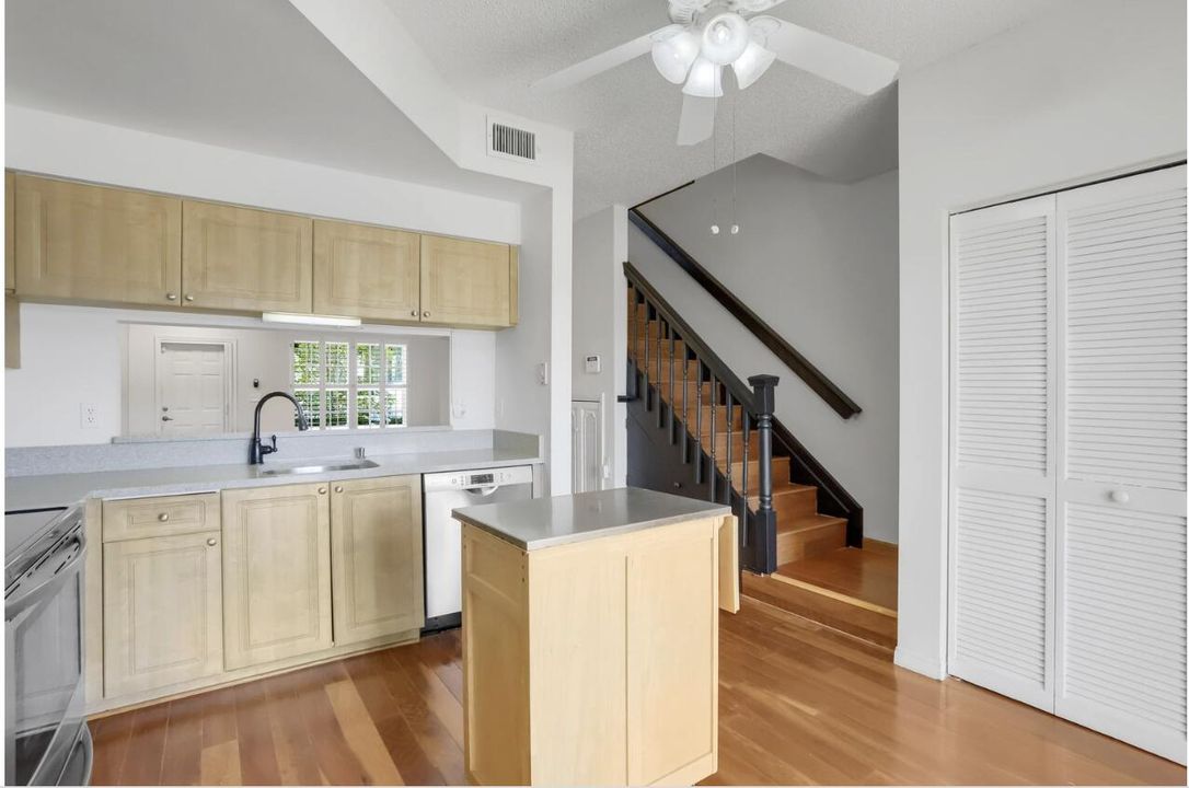 Active With Contract: $3,500 (3 beds, 2 baths, 1312 Square Feet)