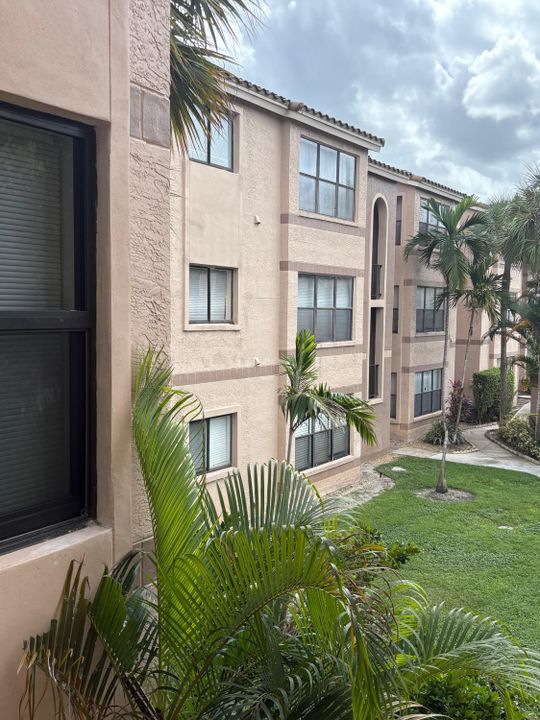 For Sale: $219,000 (1 beds, 1 baths, 805 Square Feet)