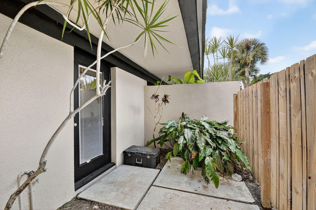 Active With Contract: $759,900 (2 beds, 2 baths, 1674 Square Feet)