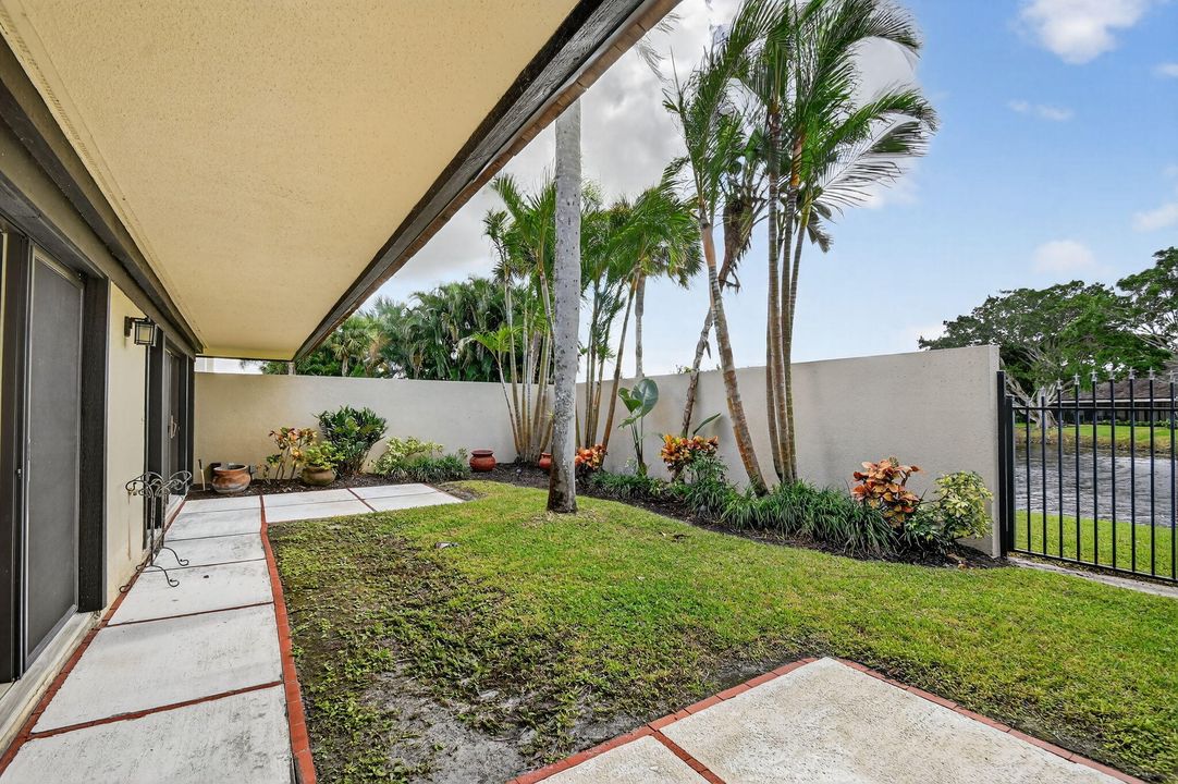 Active With Contract: $759,900 (2 beds, 2 baths, 1674 Square Feet)