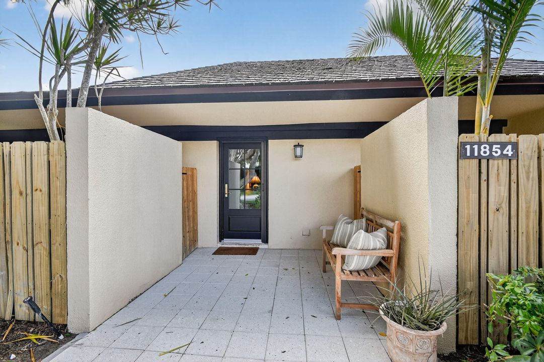 Active With Contract: $759,900 (2 beds, 2 baths, 1674 Square Feet)