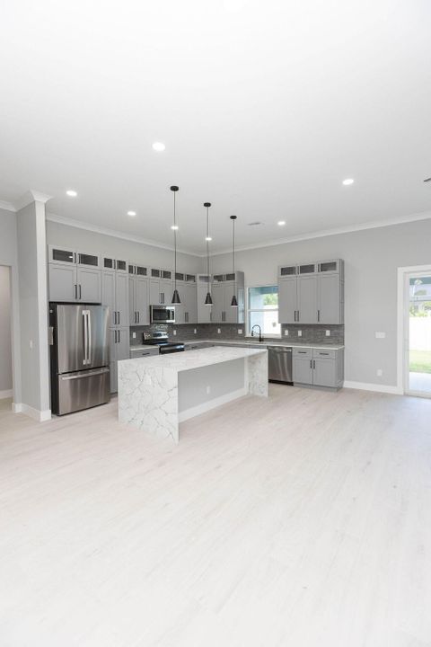 En Venta: $597,900 (4 camas, 3 baños, 2643 Pies cuadrados)