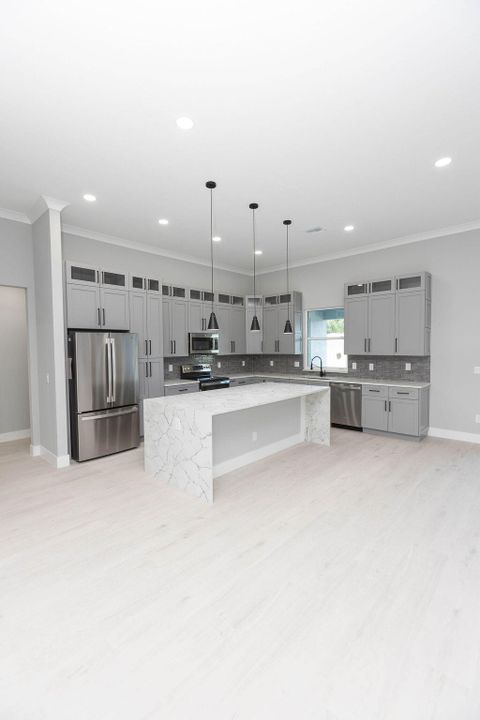 En Venta: $597,900 (4 camas, 3 baños, 2643 Pies cuadrados)