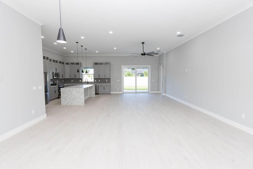 En Venta: $597,900 (4 camas, 3 baños, 2643 Pies cuadrados)