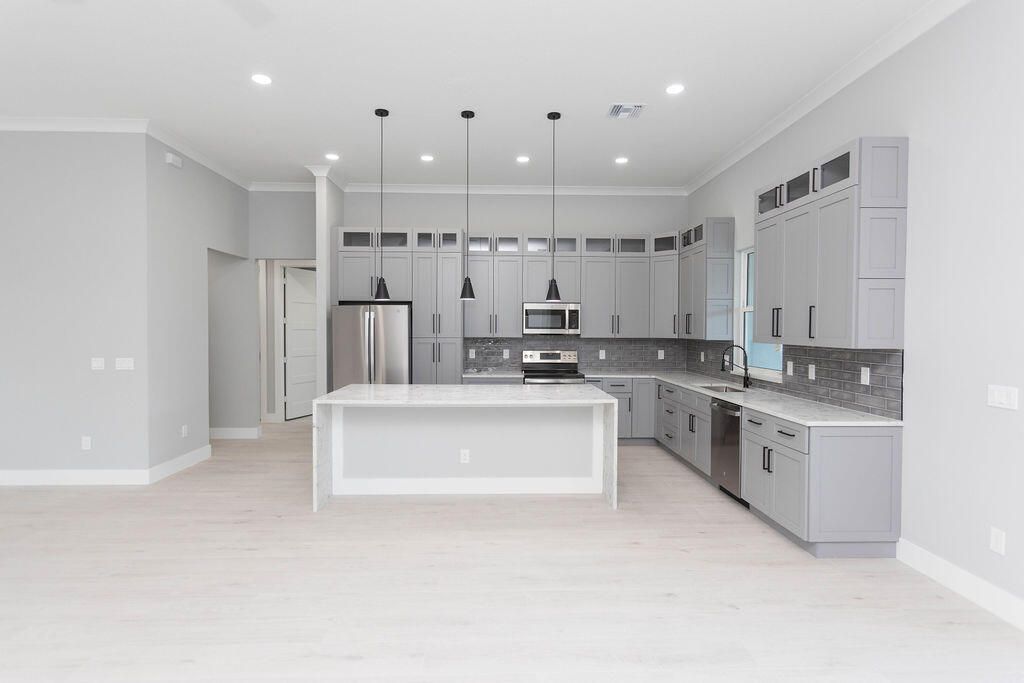 En Venta: $597,900 (4 camas, 3 baños, 2643 Pies cuadrados)