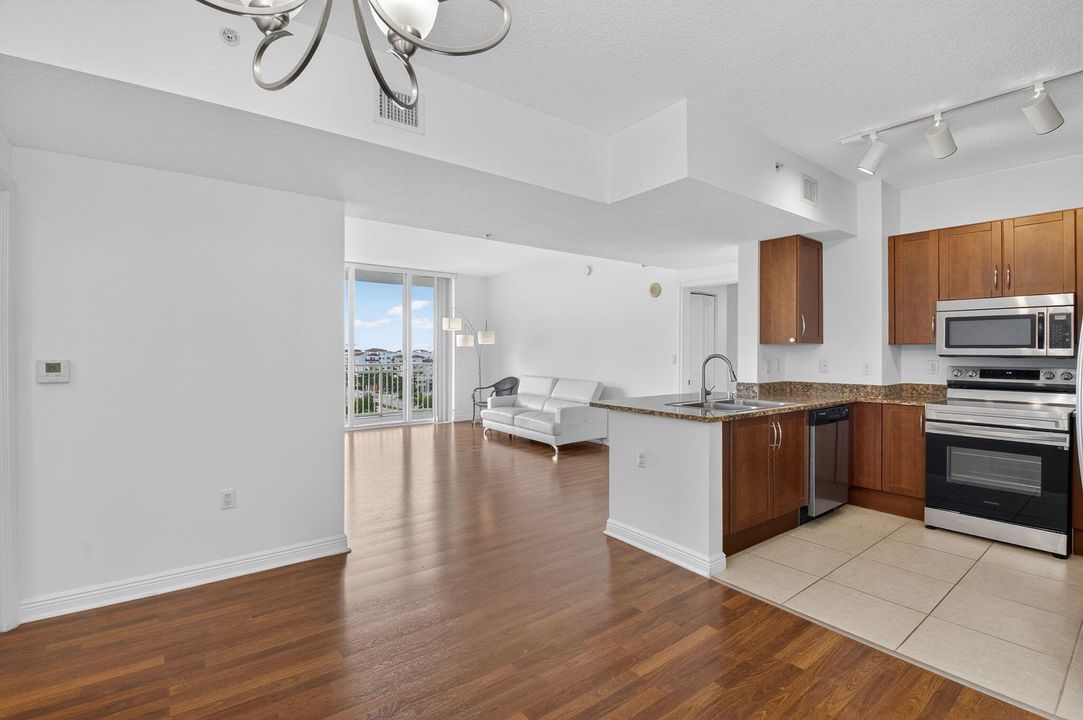 For Sale: $365,000 (2 beds, 2 baths, 1185 Square Feet)