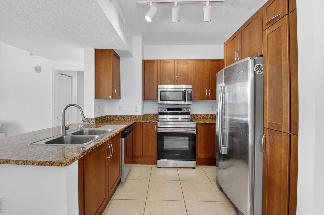 For Sale: $365,000 (2 beds, 2 baths, 1185 Square Feet)