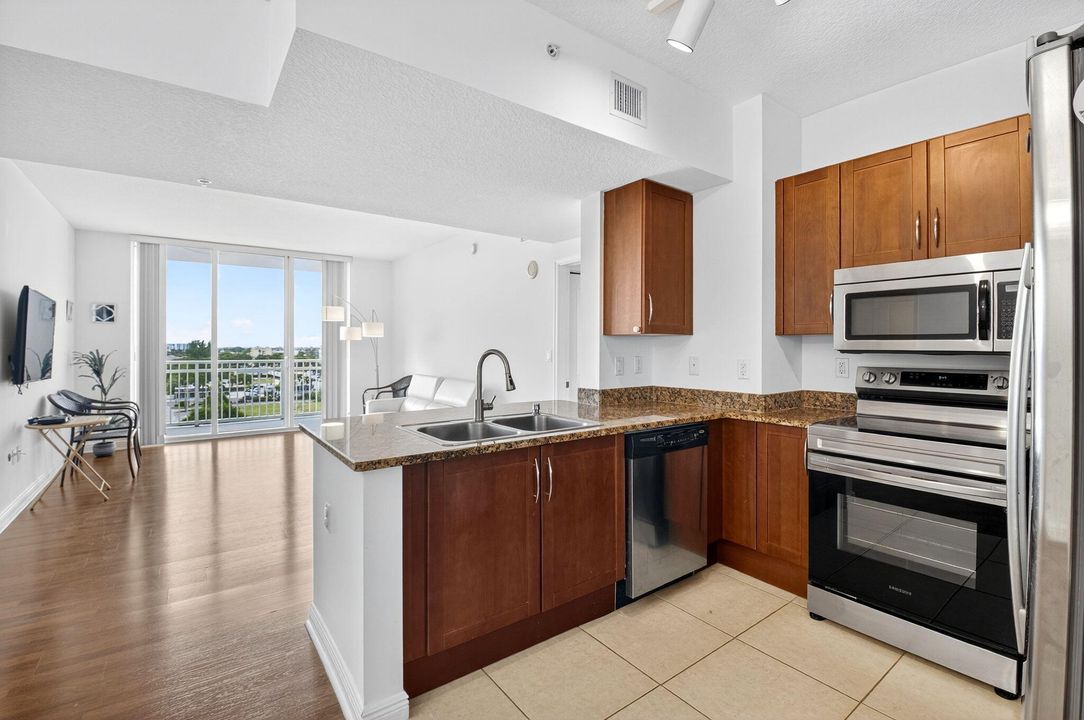 For Sale: $365,000 (2 beds, 2 baths, 1185 Square Feet)