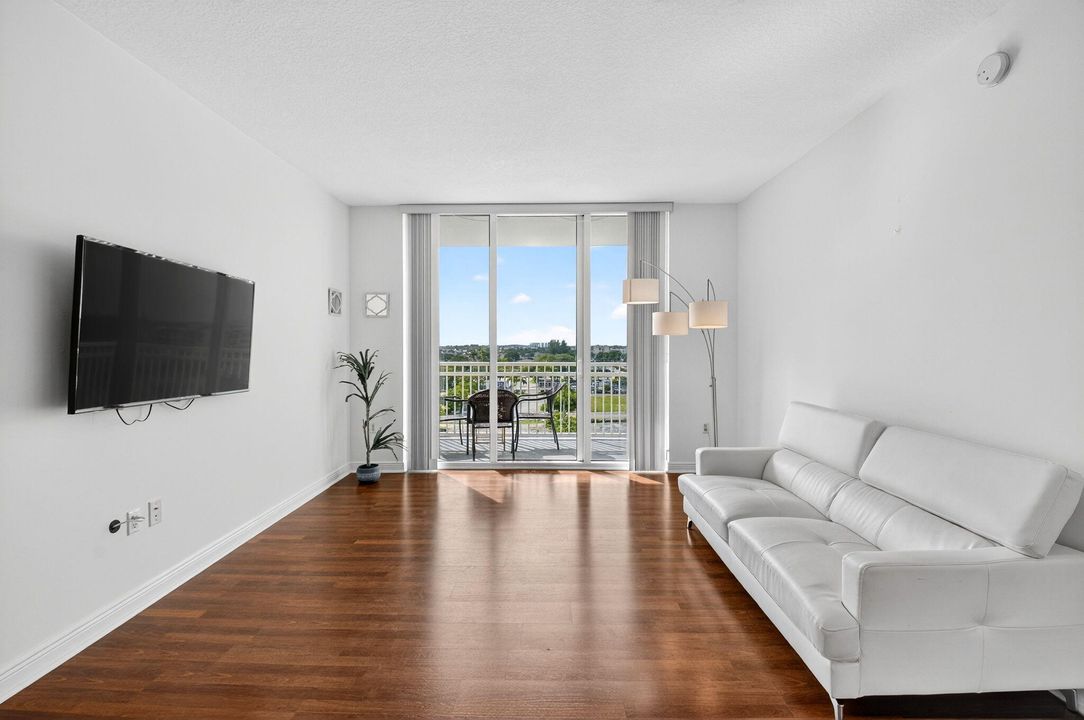 For Sale: $365,000 (2 beds, 2 baths, 1185 Square Feet)