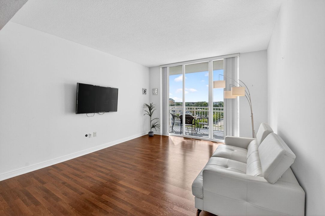 For Sale: $365,000 (2 beds, 2 baths, 1185 Square Feet)