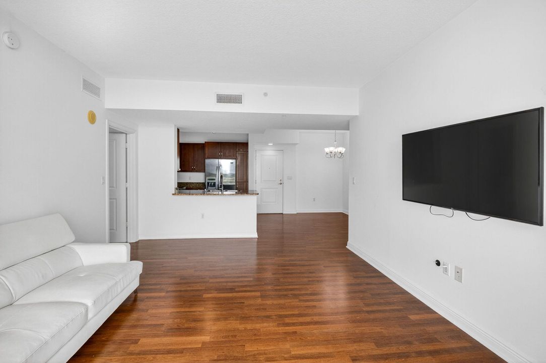 For Sale: $365,000 (2 beds, 2 baths, 1185 Square Feet)