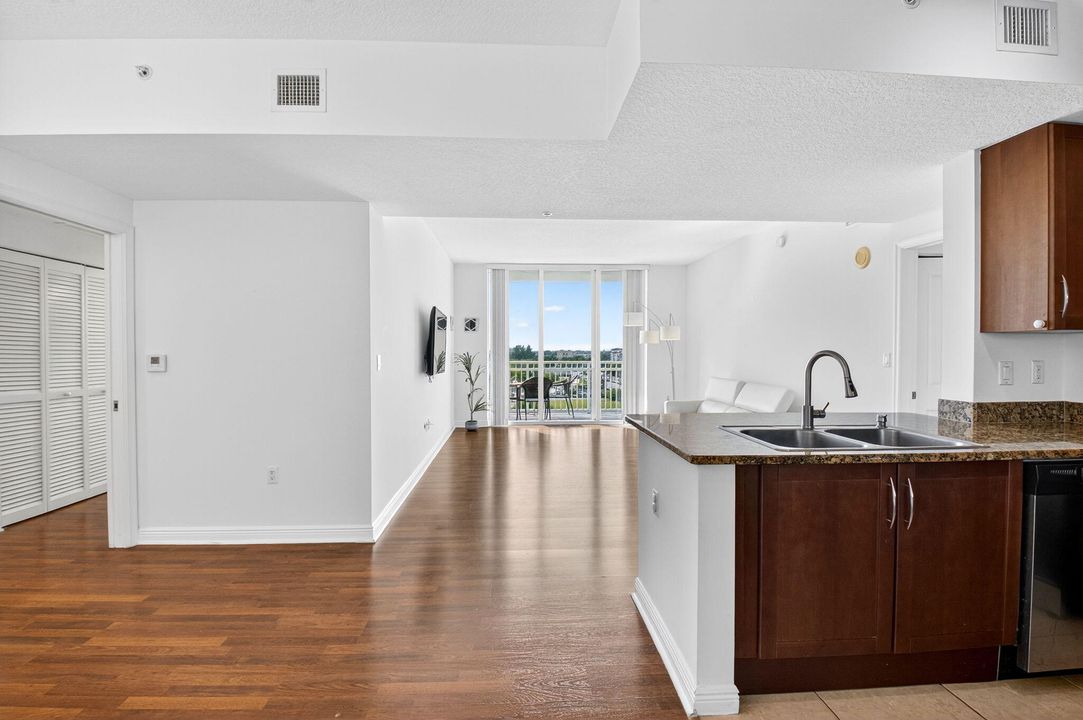 For Sale: $365,000 (2 beds, 2 baths, 1185 Square Feet)