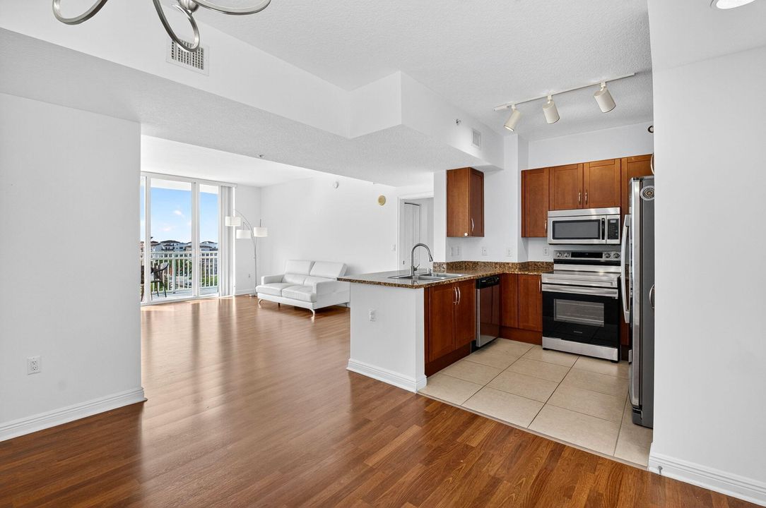For Sale: $365,000 (2 beds, 2 baths, 1185 Square Feet)