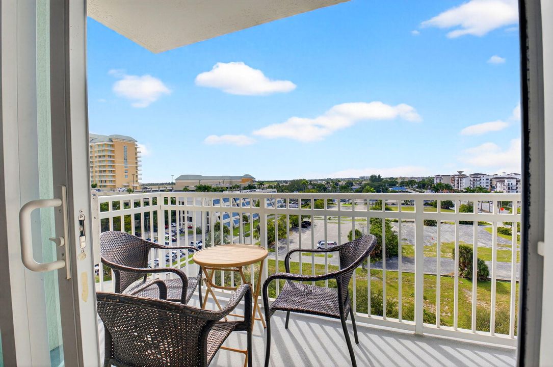 For Sale: $365,000 (2 beds, 2 baths, 1185 Square Feet)