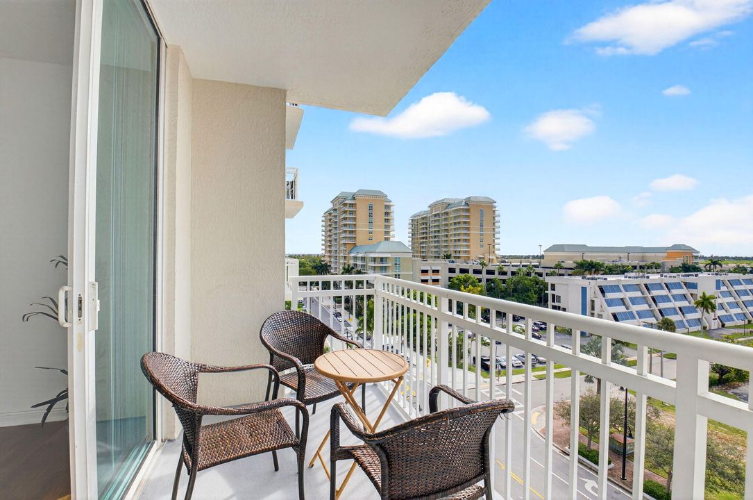 For Sale: $365,000 (2 beds, 2 baths, 1185 Square Feet)