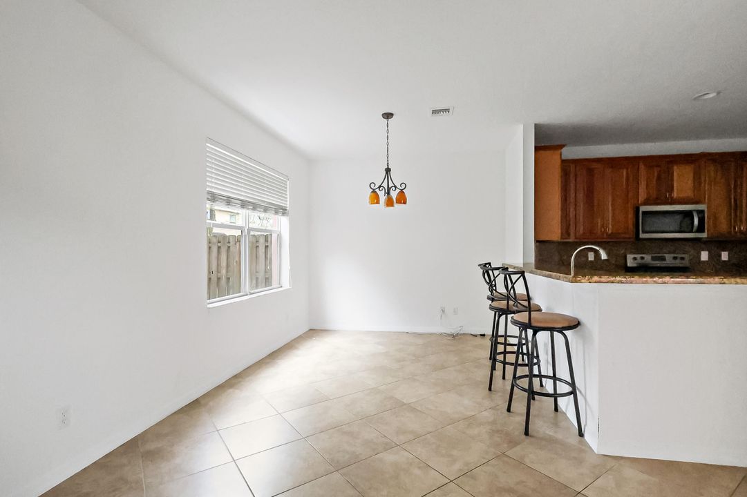 待售: $269,000 (2 贝兹, 2 浴室, 1579 平方英尺)