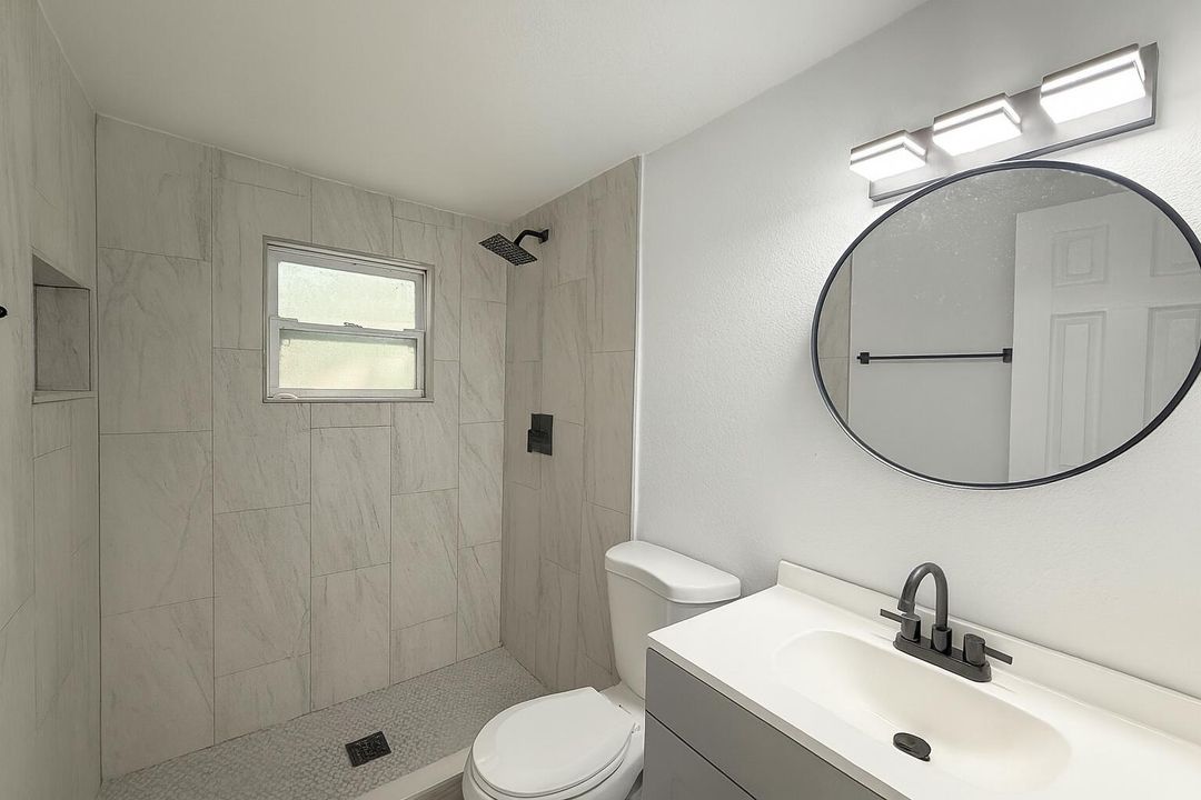 合同活跃: $198,500 (4 贝兹, 2 浴室, 760 平方英尺)