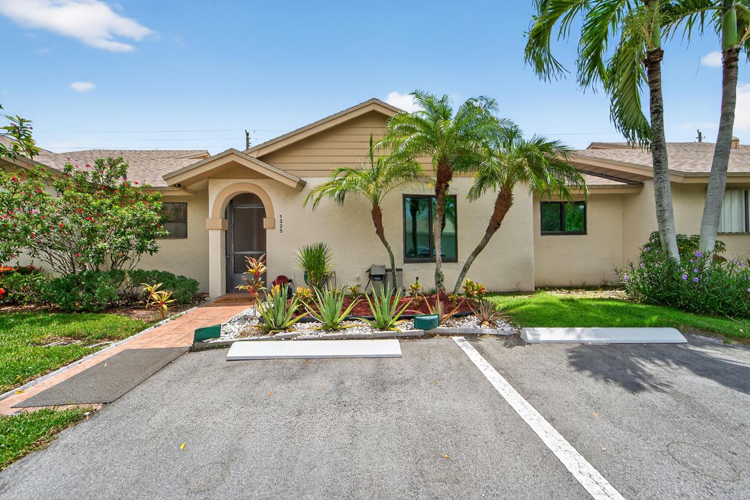 Active With Contract: $340,000 (2 beds, 2 baths, 1283 Square Feet)