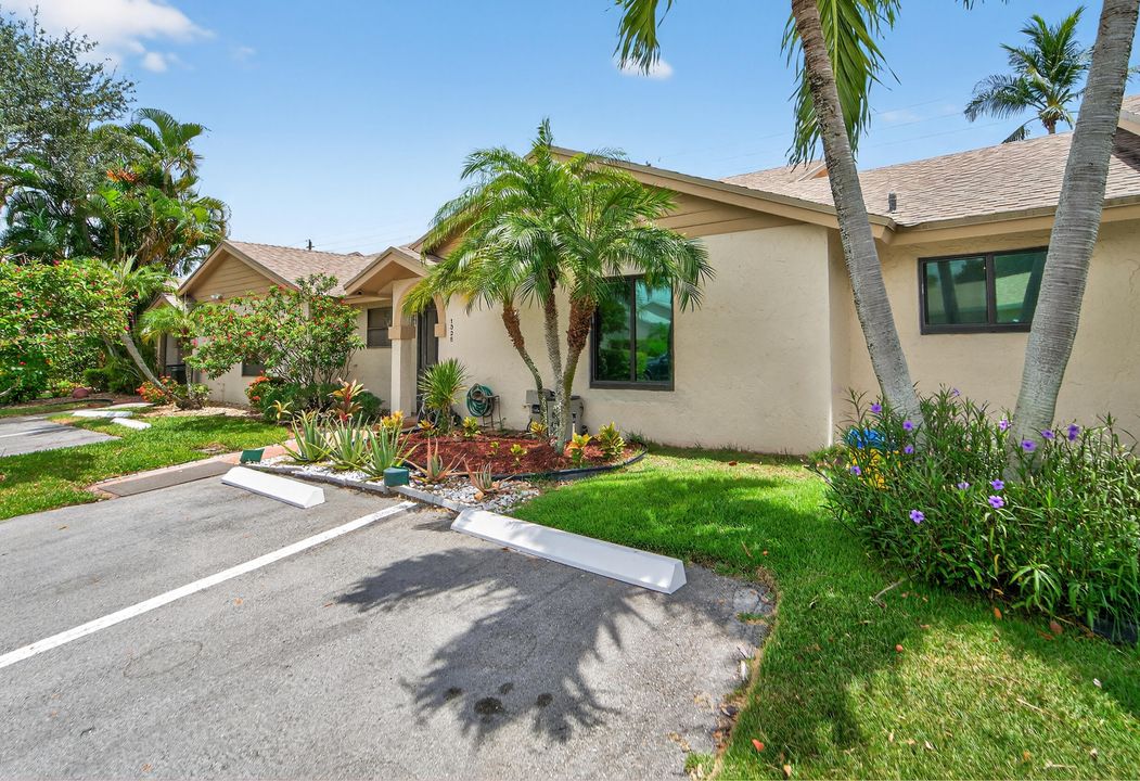 Active With Contract: $340,000 (2 beds, 2 baths, 1283 Square Feet)